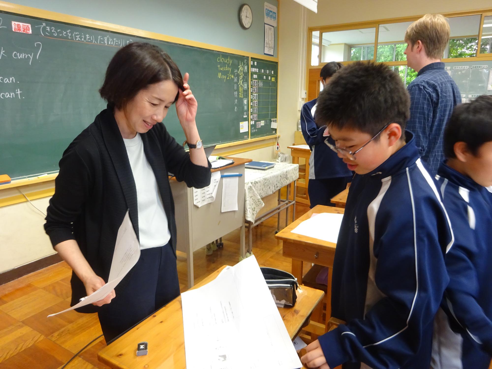 先生と英会話する生徒