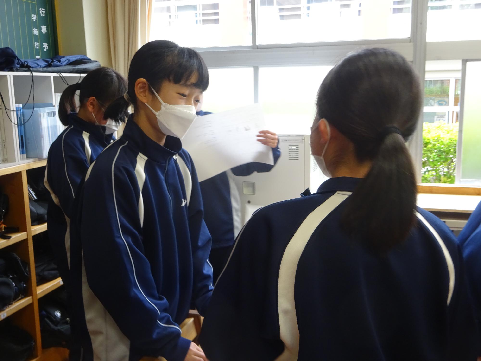 英会話する女子生徒2人