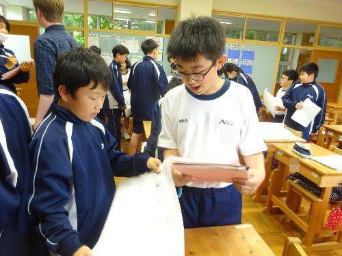英会話する男子生徒2人