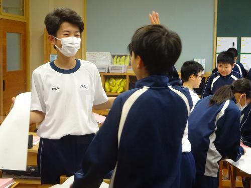 英会話する男子生徒2人
