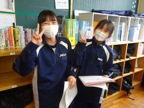 英会話を中断しピースする女子2人