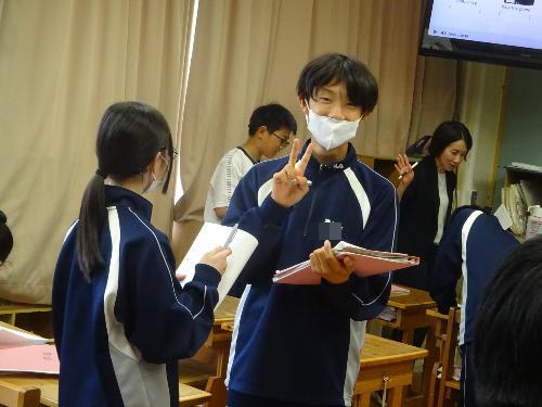 英会話を中断しピースする男子