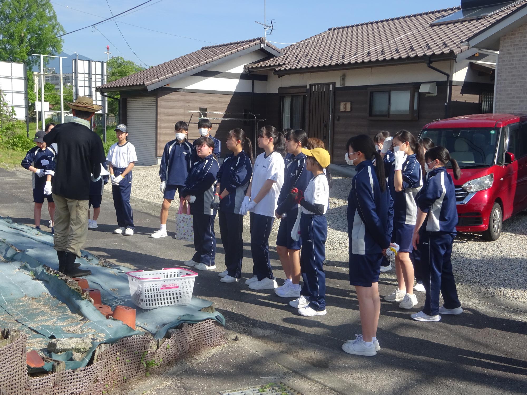 集合して地域の方から説明を受ける生徒たち