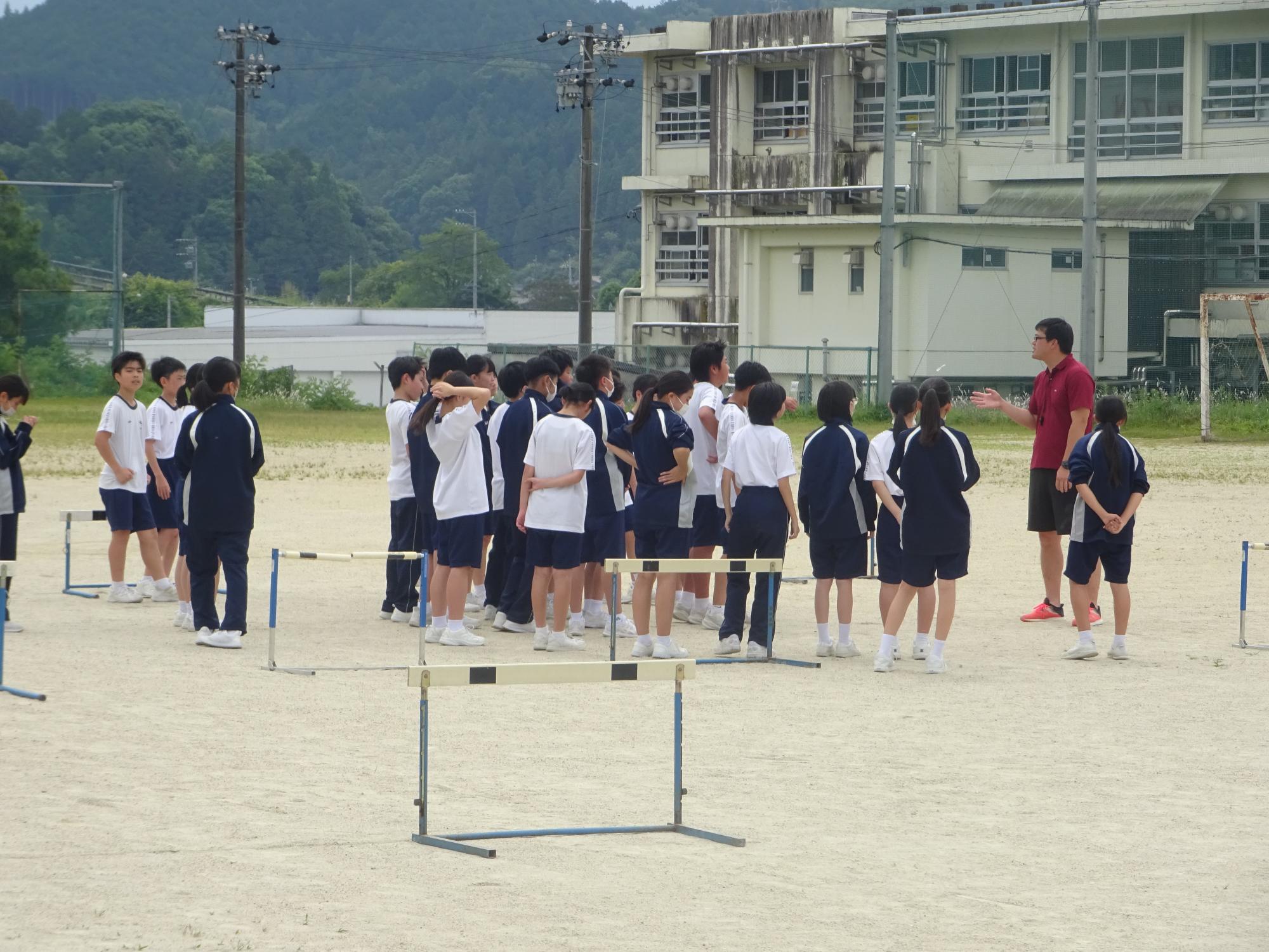先生の指示を受ける生徒たち