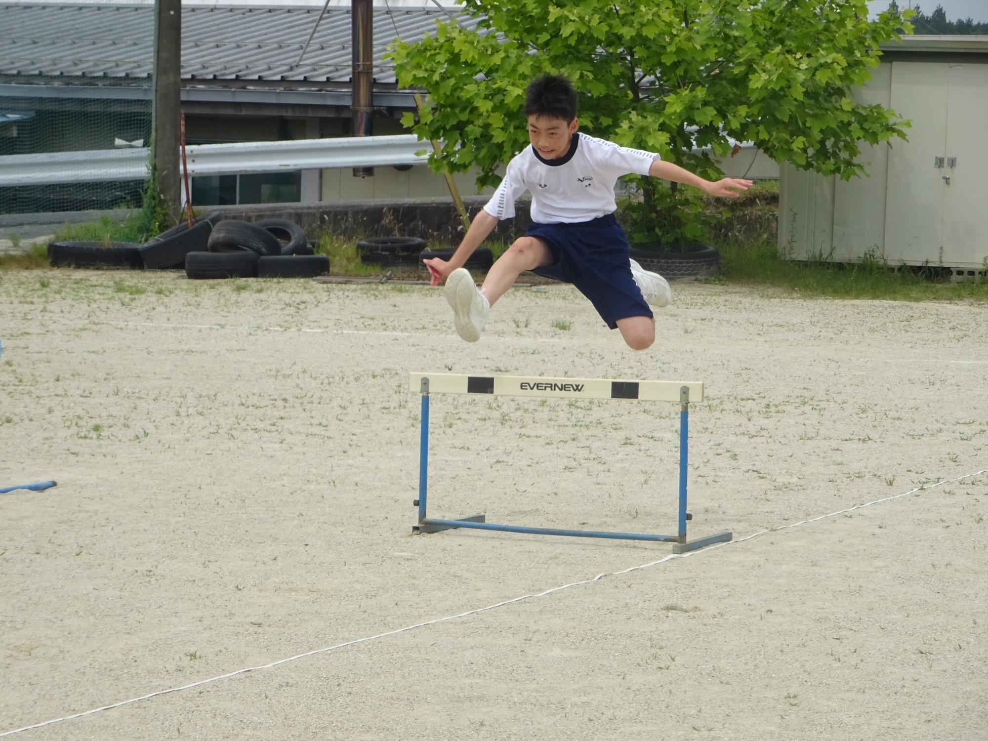 上手に跳び超える生徒