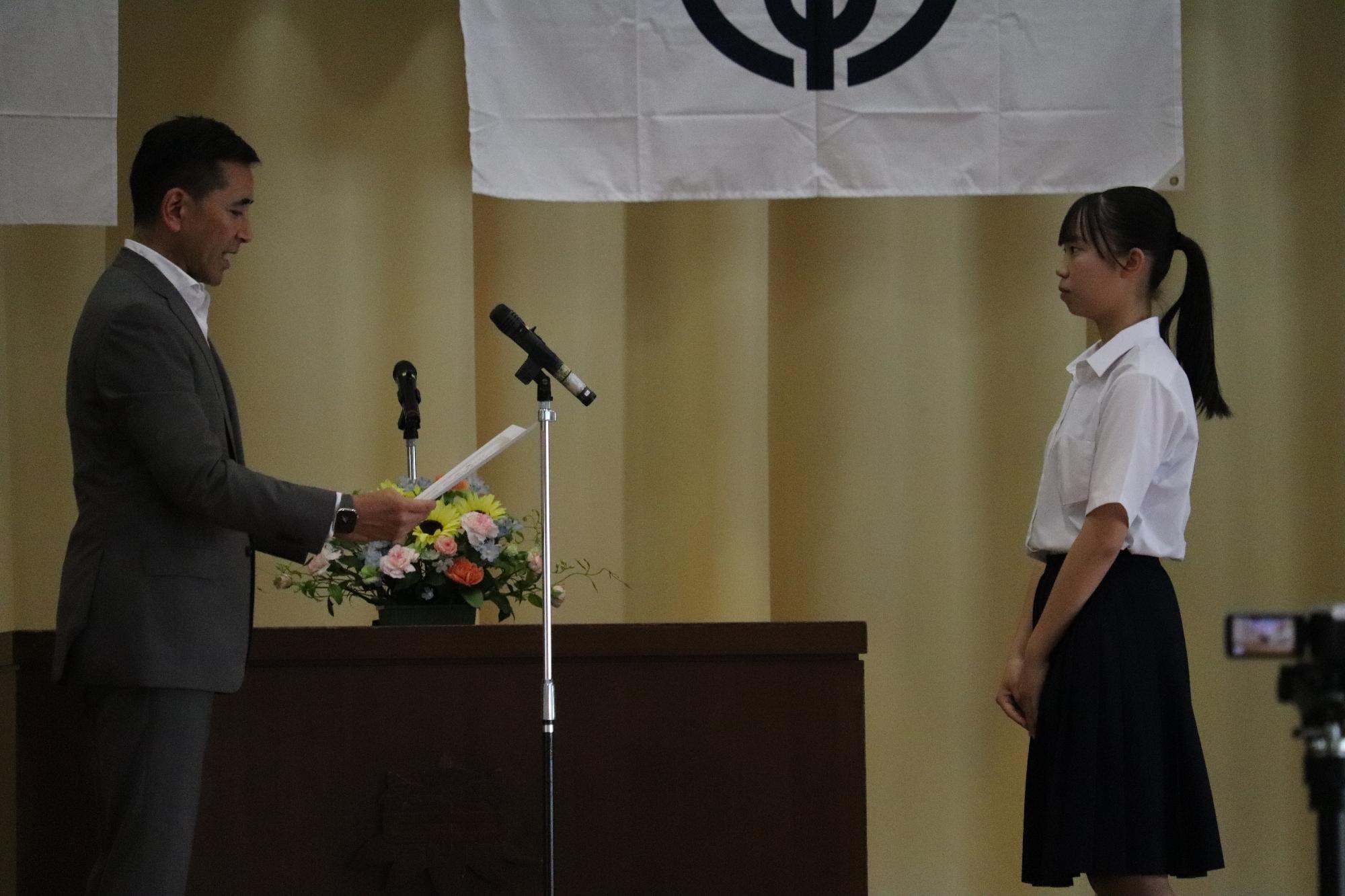 市長さんから表彰される生徒
