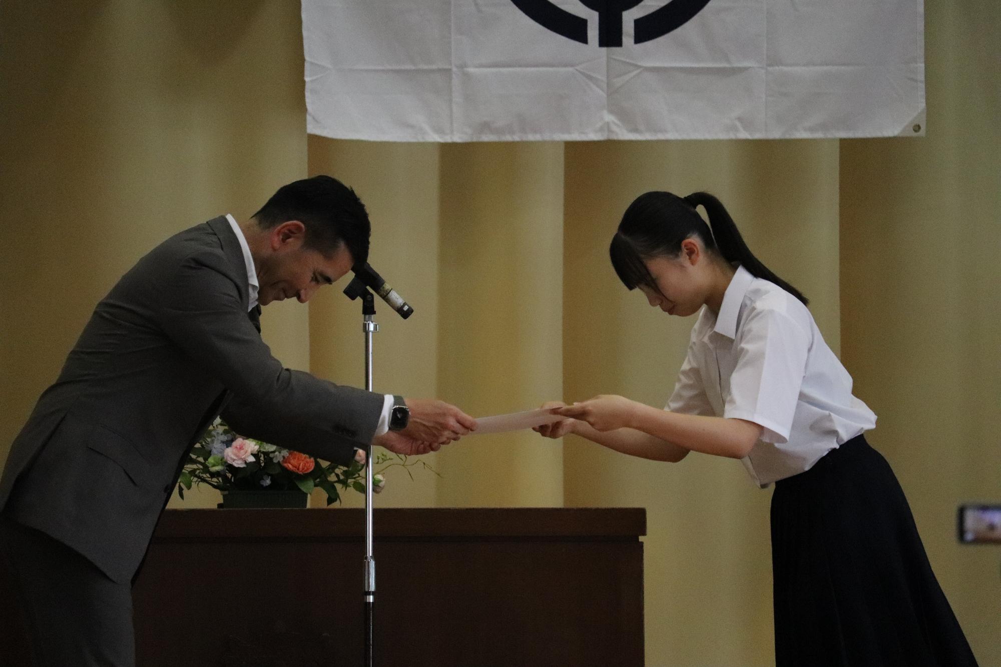 市長さんから表彰される生徒