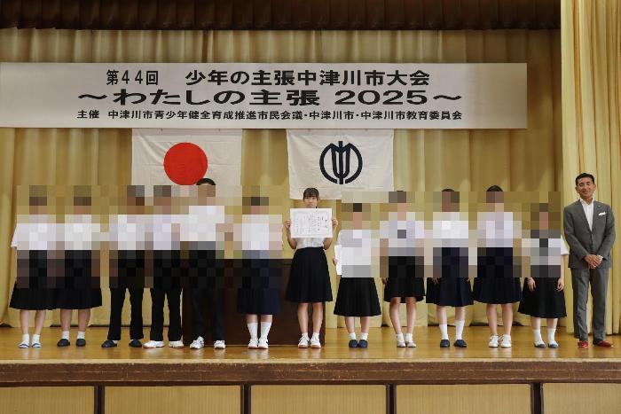 発表者全員と市長さんで記念写真
