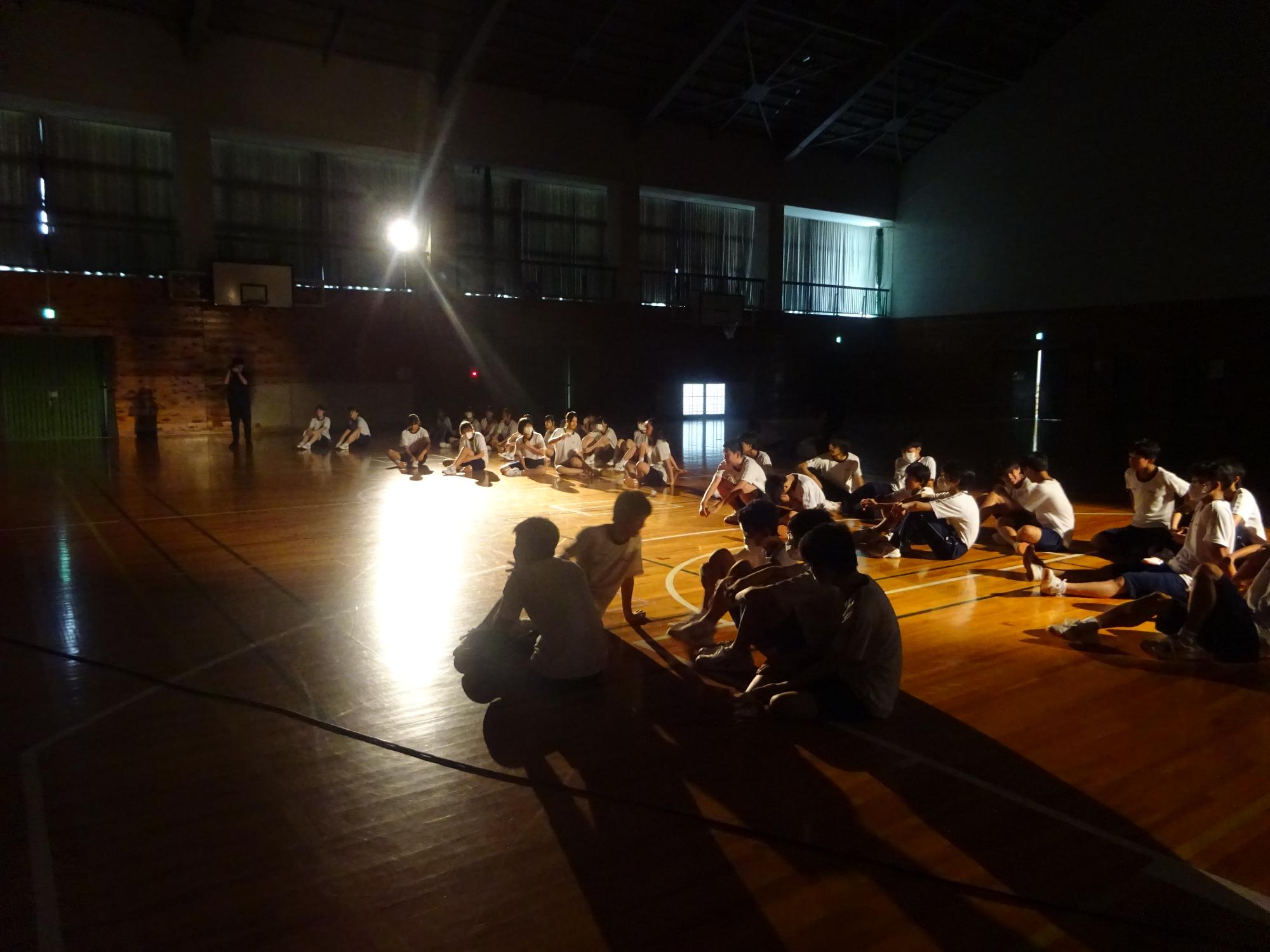 DANCE練習で体育館に集まる3年生