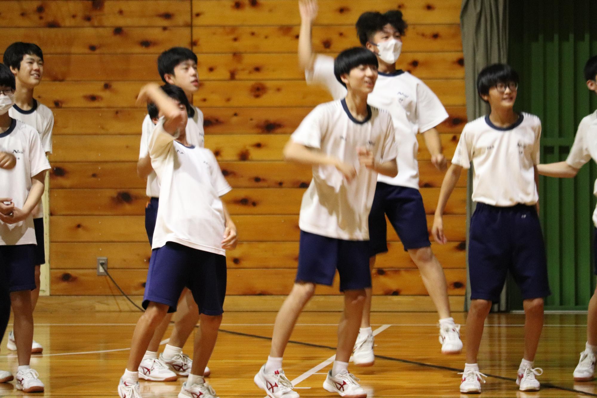 体育館でダンスを踊る3年生