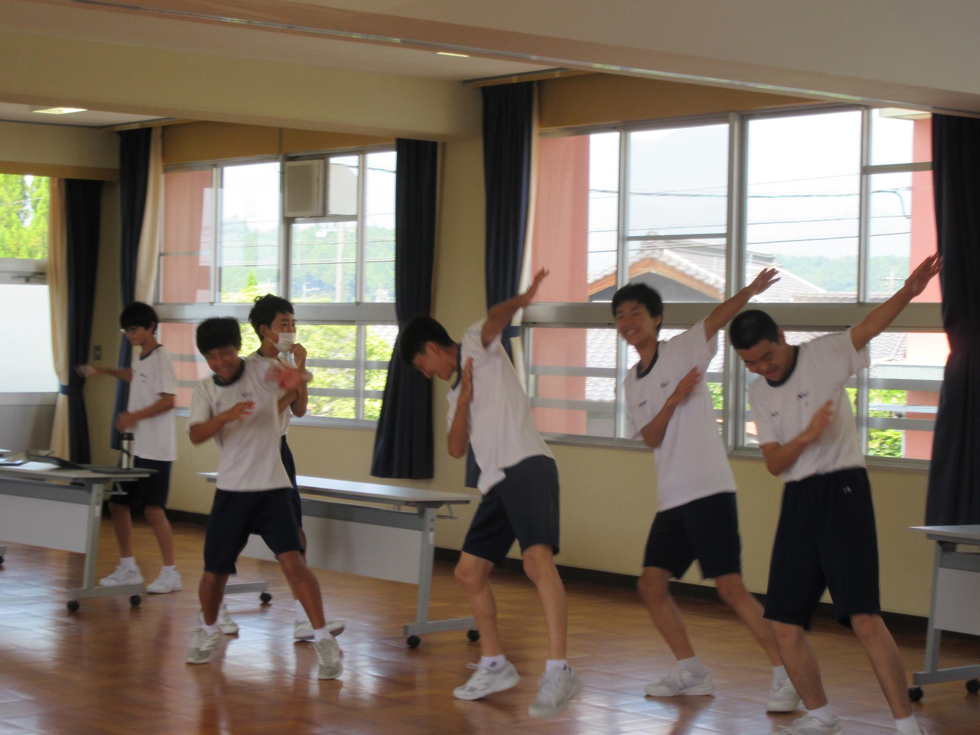 ノリノリの男子生徒たち