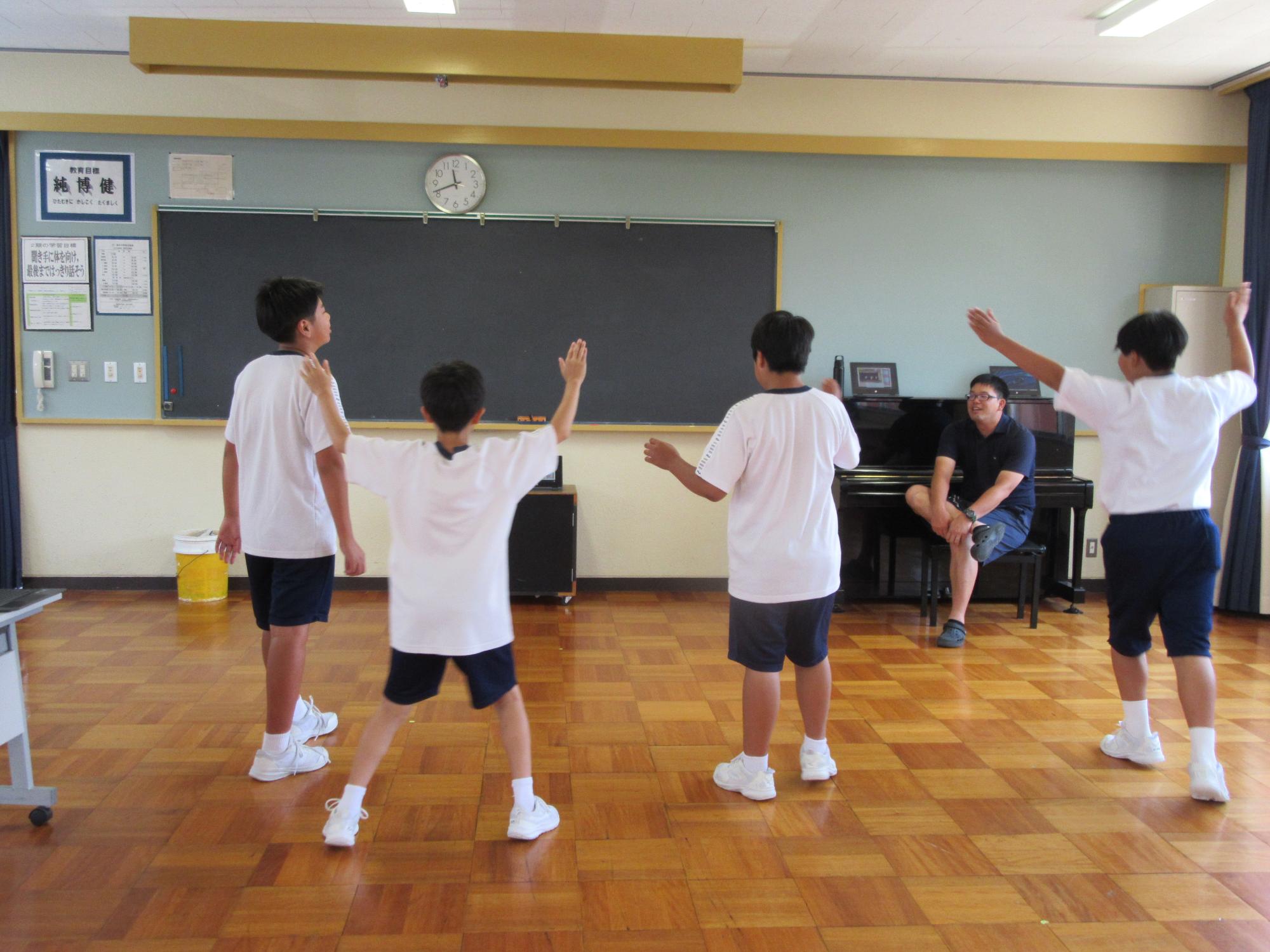 ダンス練習をする男子生徒たち