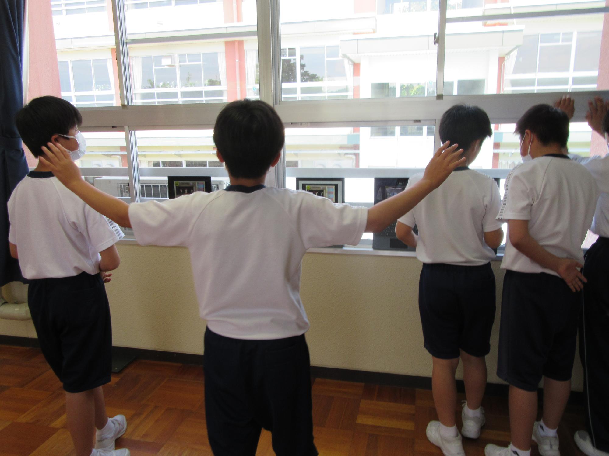 ダンス練習をする男子生徒たち