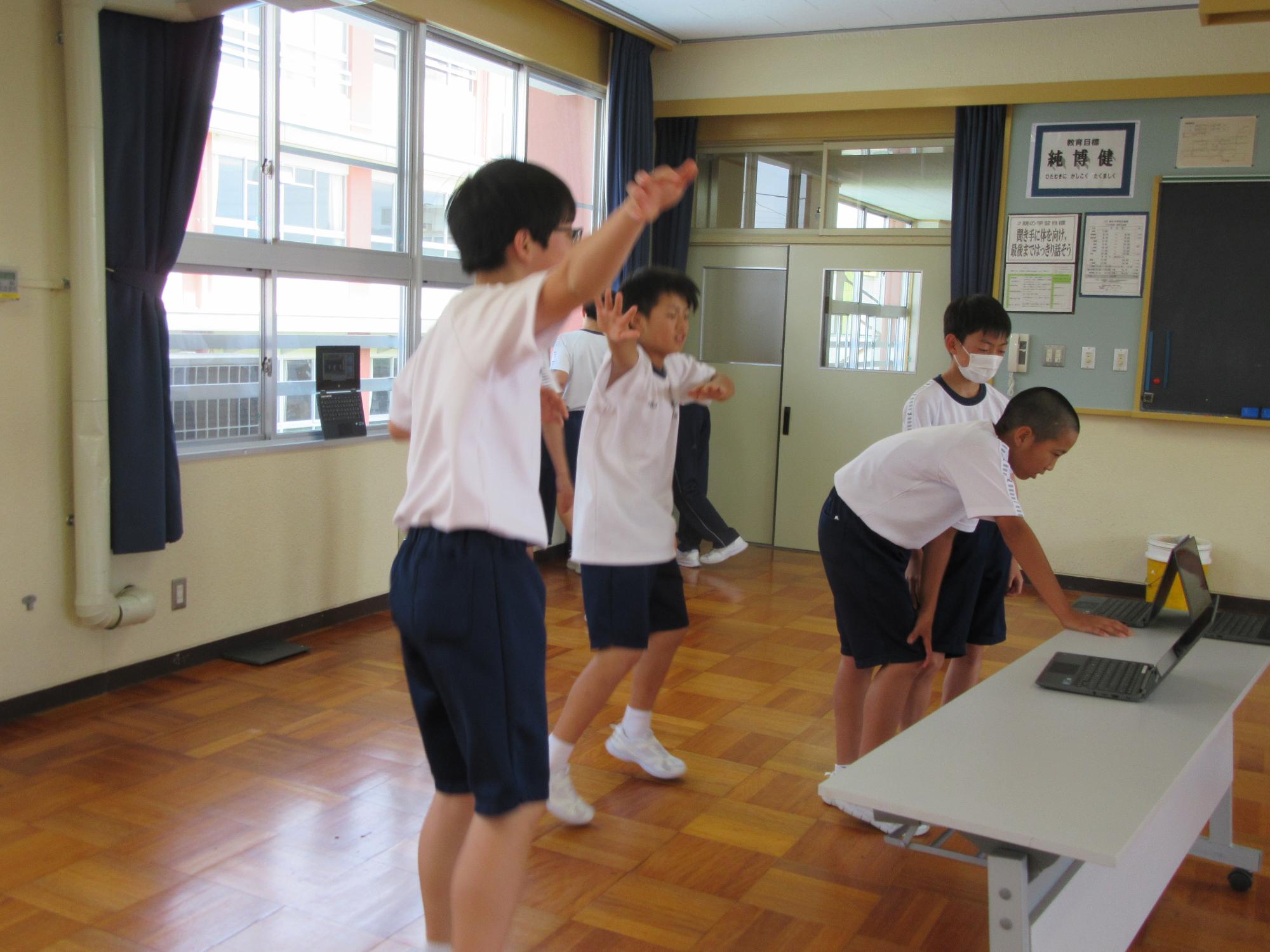 ダンス練習をする男子生徒たち