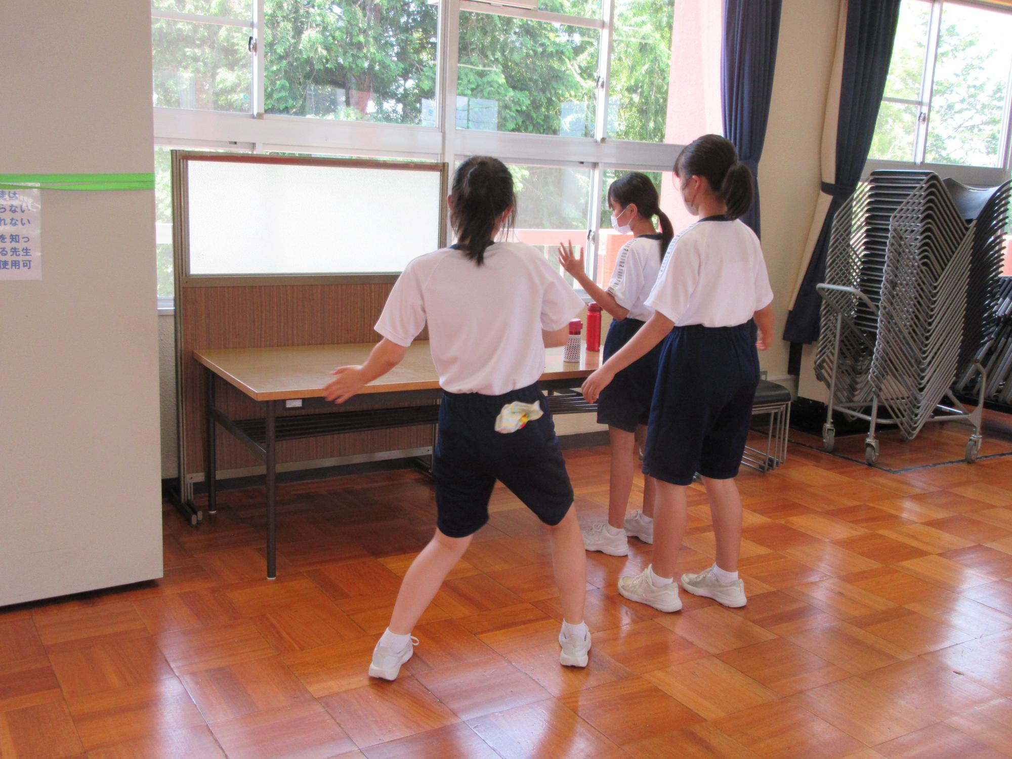 ダンス練習をする女子生徒たち