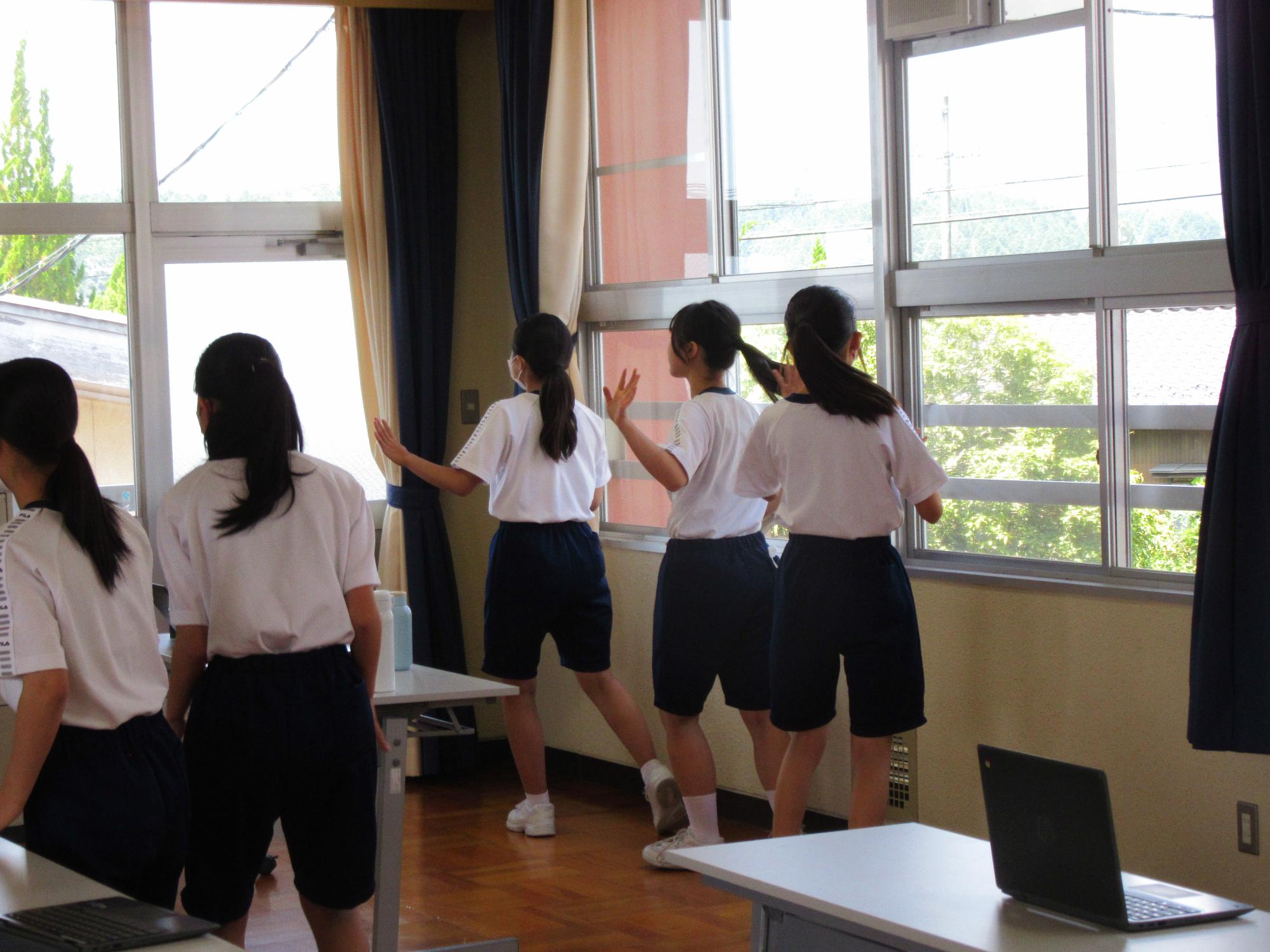 ダンス練習をする女子生徒たち
