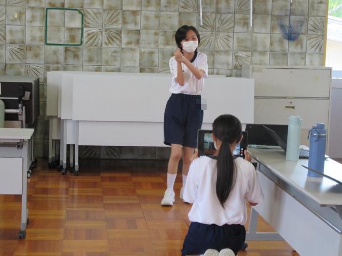 ダンス練習をする女子生徒たち