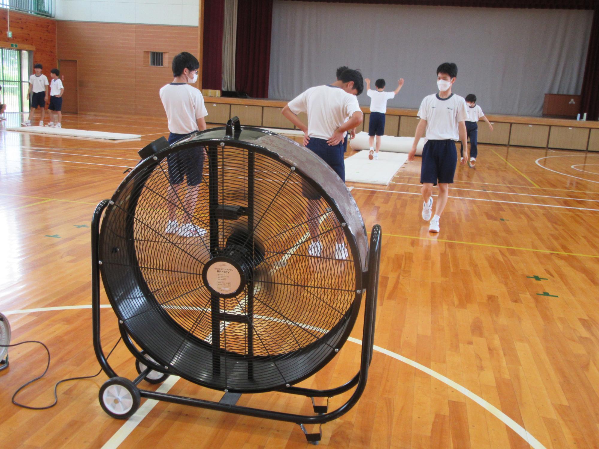 体育館の大型扇風機