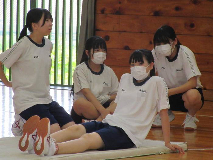 マットに座り込んている女子生徒