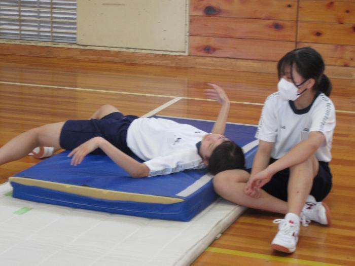 マットに寝転ぶ女子生徒