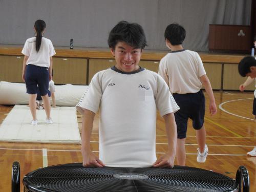 風でお腹の部分が膨らむ