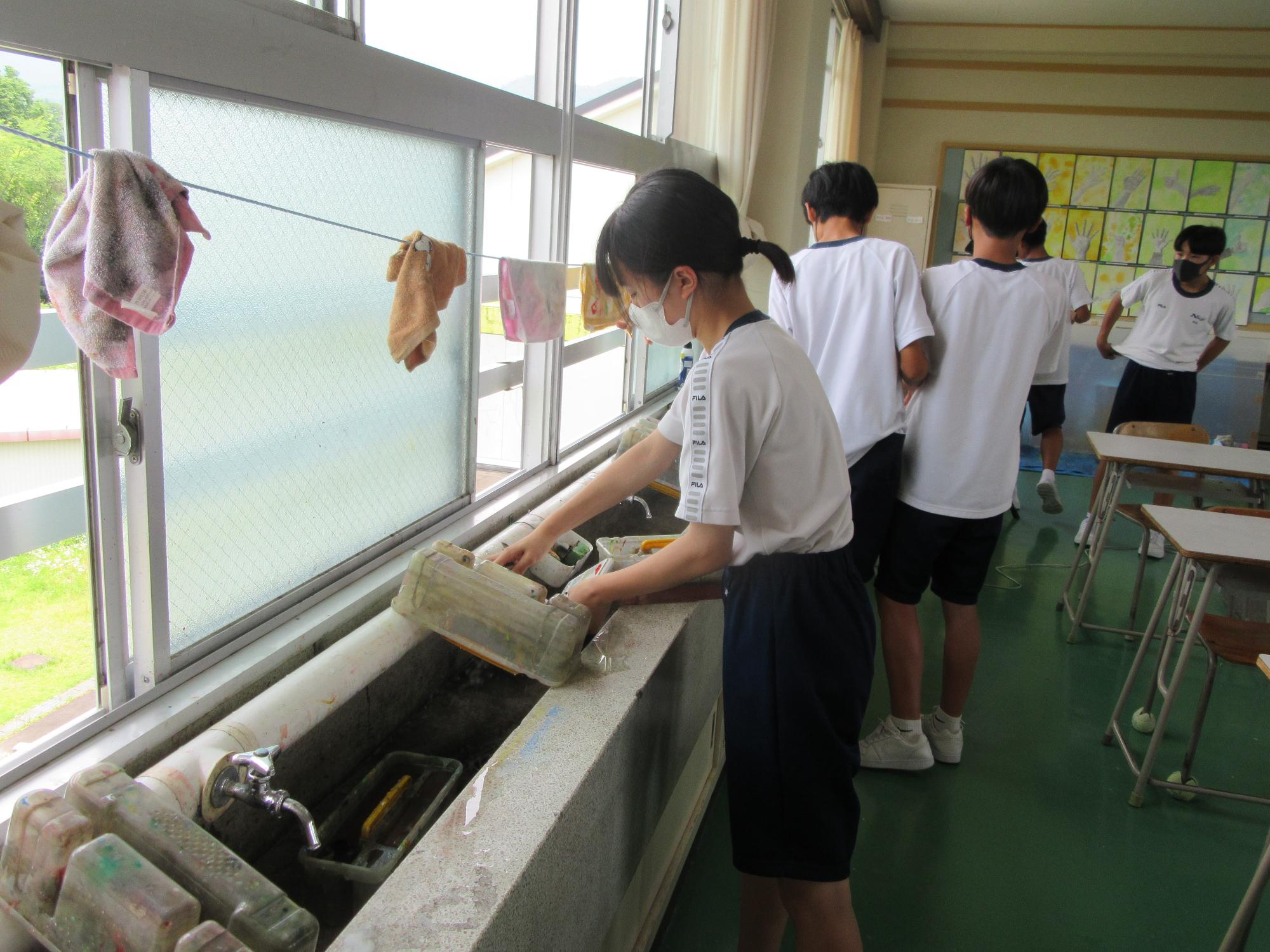 道具を洗う生徒