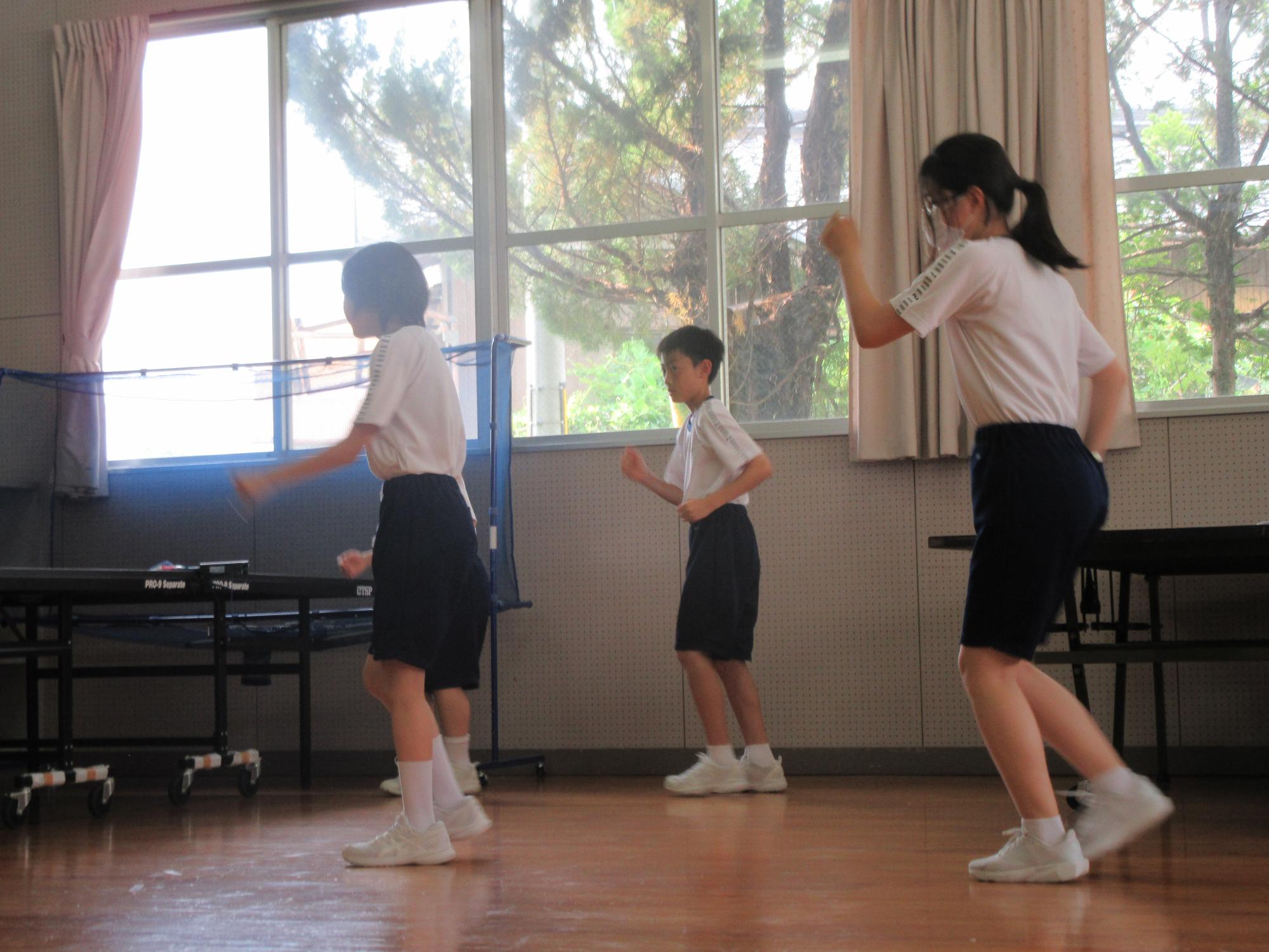 ダンス練習する生徒たち