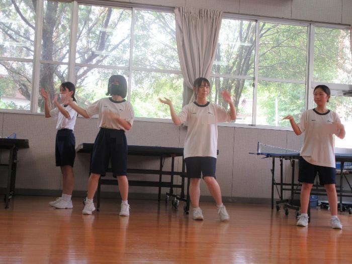 ダンス練習する生徒たち