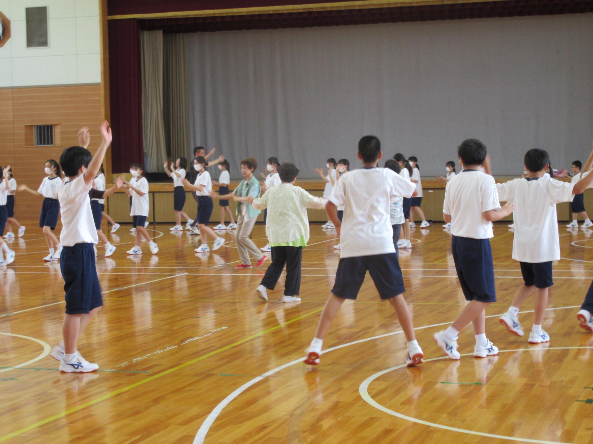踊る一年生と地域の方