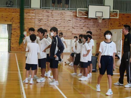 フロアーの観客生徒と生徒会