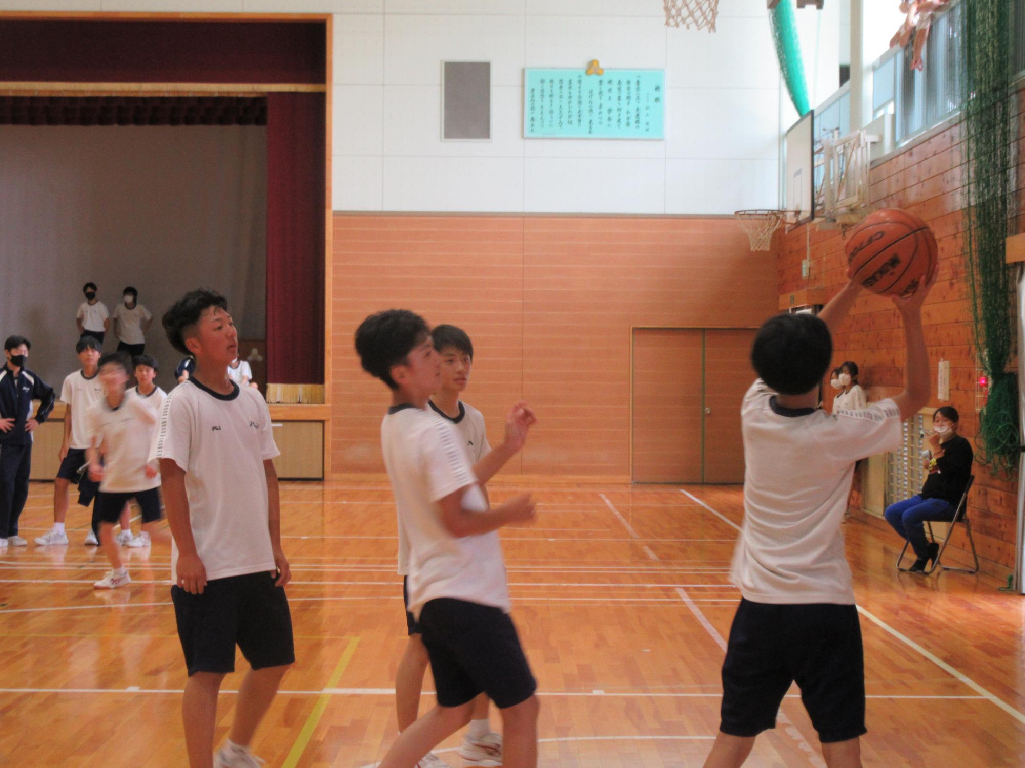 バスケットボールの試合をする3年生男子たち