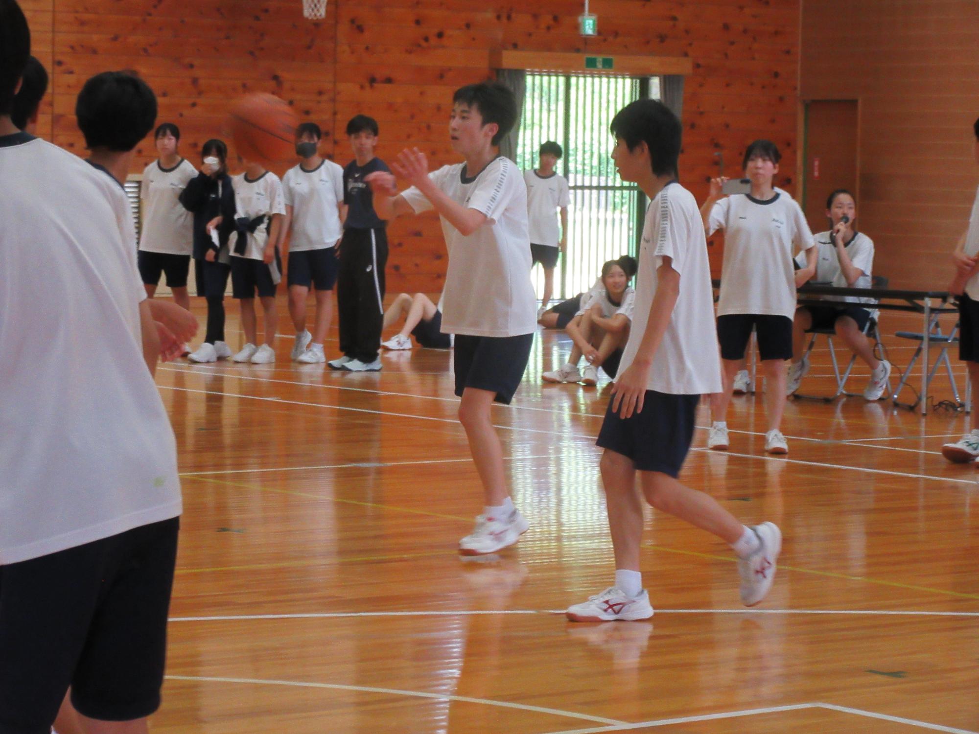 バスケットボールの試合をする3年生男子たち