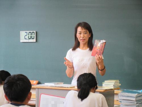 ブックトークをする北原司書さん