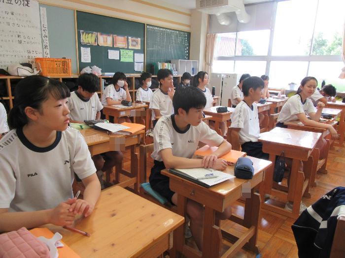 ブックトークを聞く生徒たち