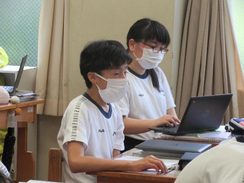 考えを作る生徒たち