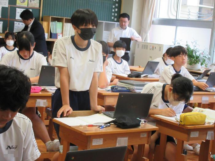 発表する生徒