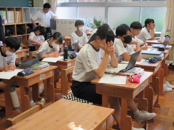 1人だけひそかにピースする女子生徒