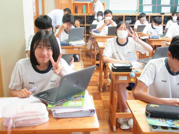 どうどうとピースする2人の女子生徒