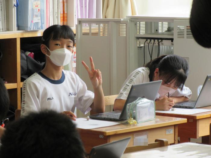 ピースする生徒