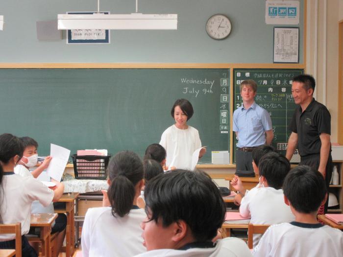 授業をする3人の先生