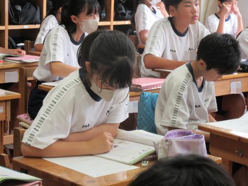 教科書を見て考える生徒