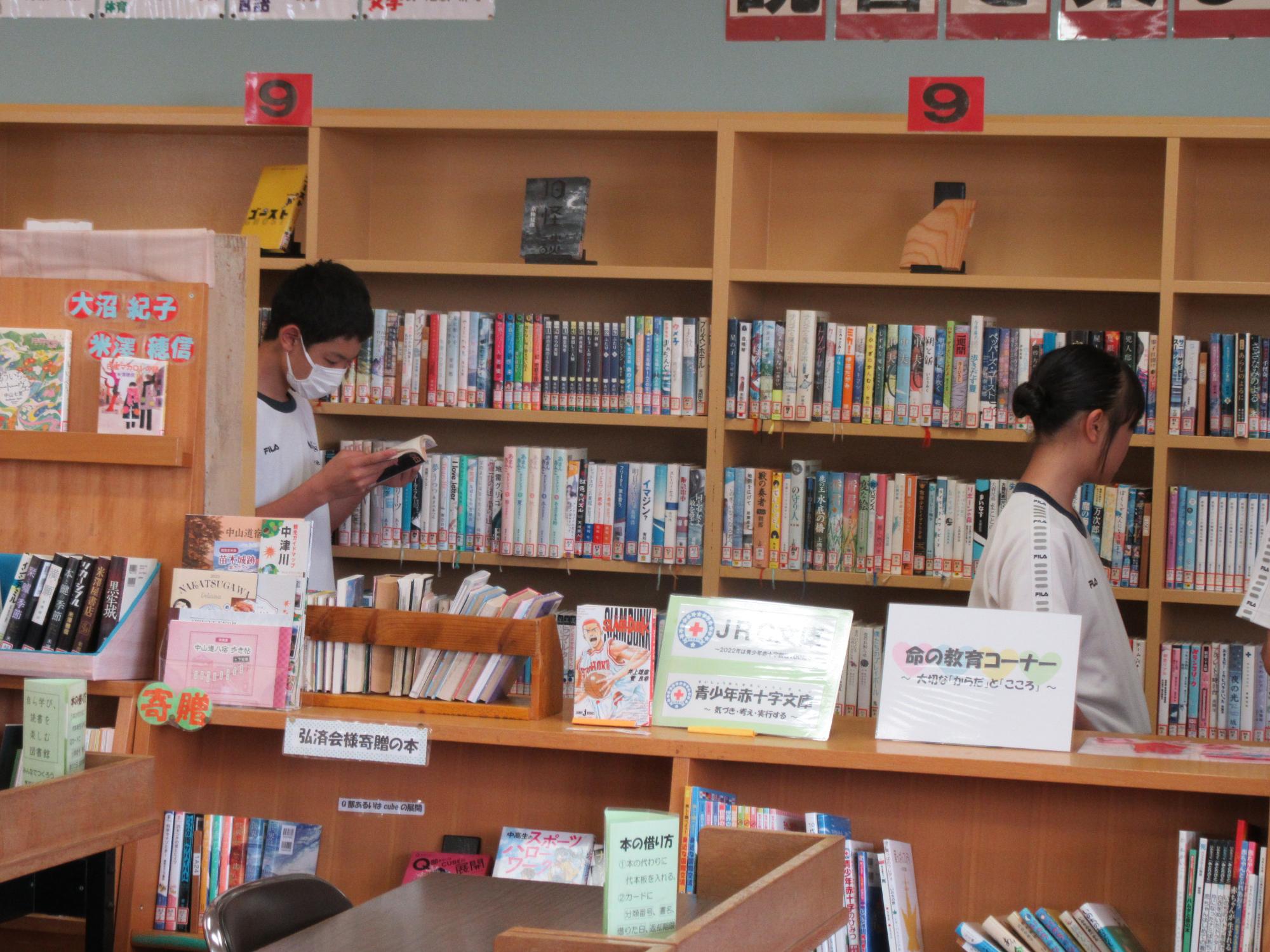 図書室で本を借りる生徒たち
