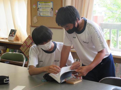 図書室で本を借りる生徒たち