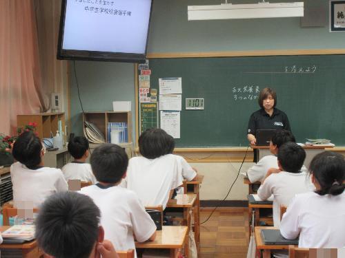 説明する栄養教諭