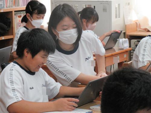 クロームブックで調べる生徒たち