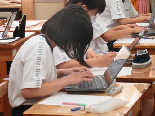 クロームブックで調べる生徒たち