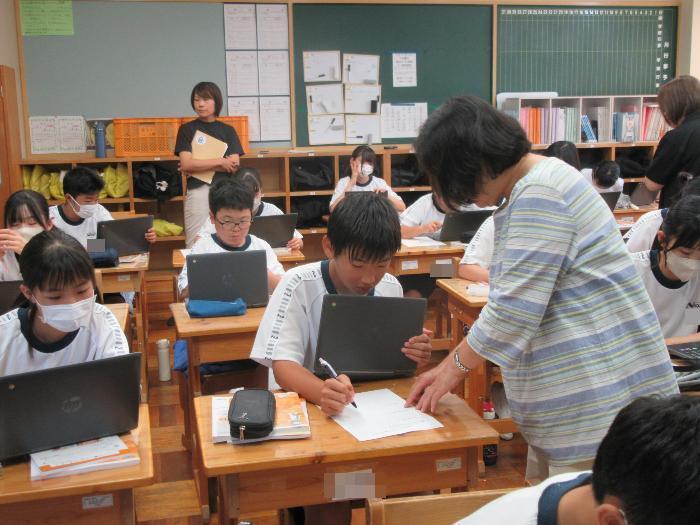 クロームブックで調べる生徒たち