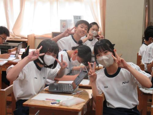 ピースする生徒たち