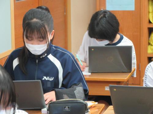 クロームブックで調べる生徒たち