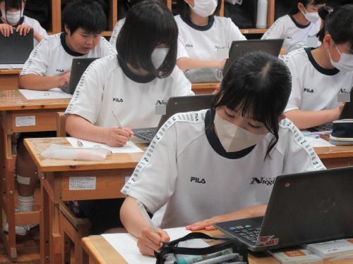 クロームブックで調べる生徒たち